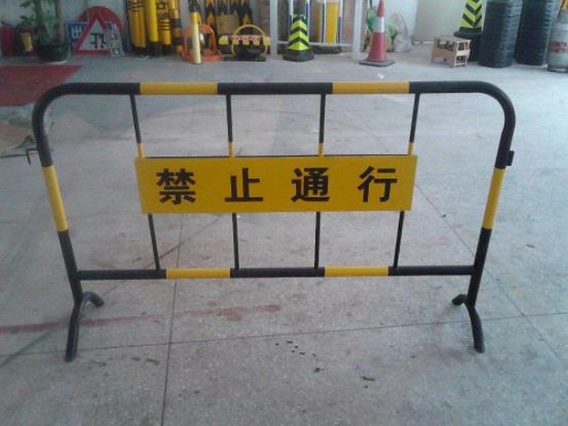 黄黑铁马施工护栏