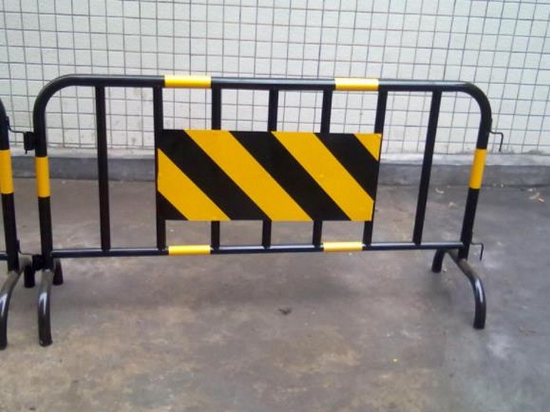 黄黑铁马施工护栏