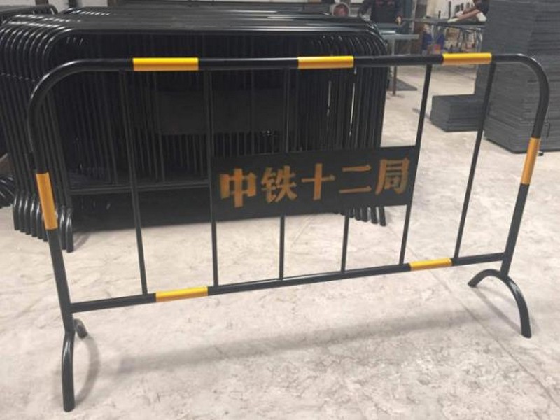 黄黑铁马施工护栏